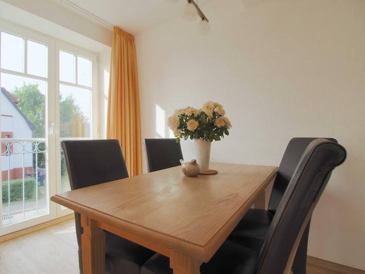 Ganze Wohnung, Komfortable 68m² Ferienwohnung mit Balkon und Wlan für 4 Personen in Warnemünde Strand, Rostock