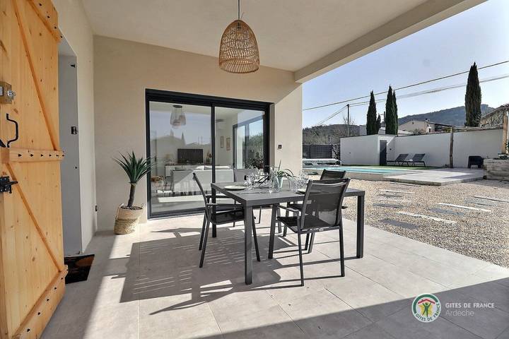 Villa pour 4 personnes, avec terrasse ainsi que piscine et jardin en Ardèche - 4