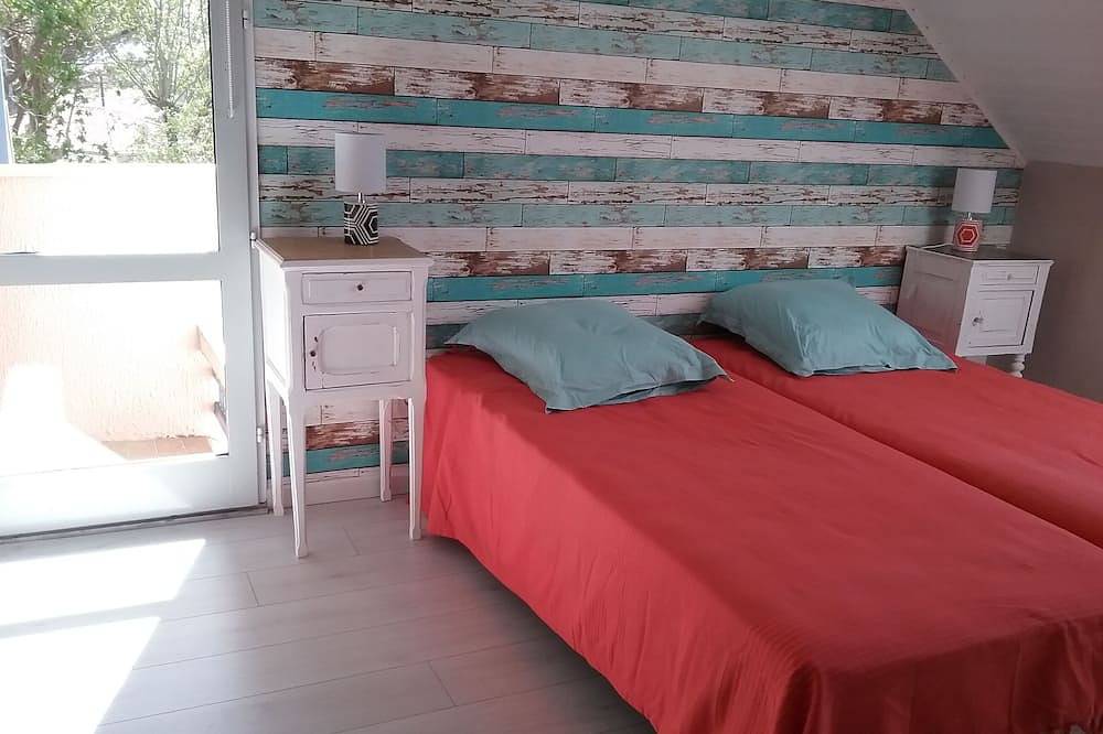 Entire apartment, Spacious T2 duplex in a wooded residence 5 minutes from the beach and the center in Andernos-les-Bains, Arcachon region