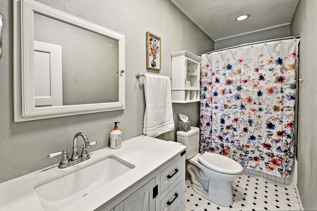 2 blocks to Downtown Square ! in Prescott, Yavapai County