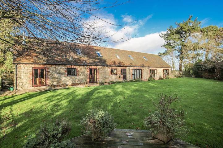 Cottage for 16 people, with pool and garden, with pets in Shropshire