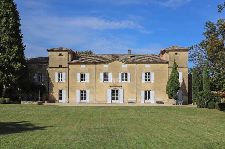 Gîte pour 15 personnes, avec jardin à Saint-Romain-d'Ay