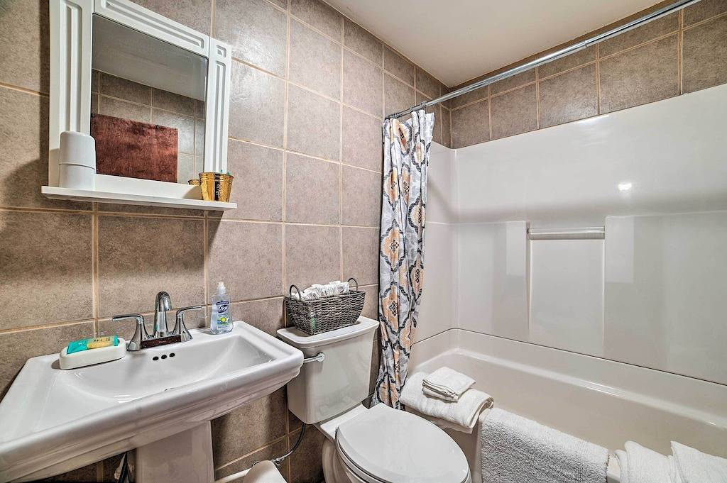 Ganze Wohnung, Walkable St Ignace Condo w/ Lake Huron Views in St. Ignace, Mackinac County