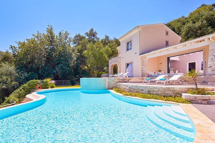 Villa for 8 people, with garden and terrace in Agios Stefanos (Corfu)