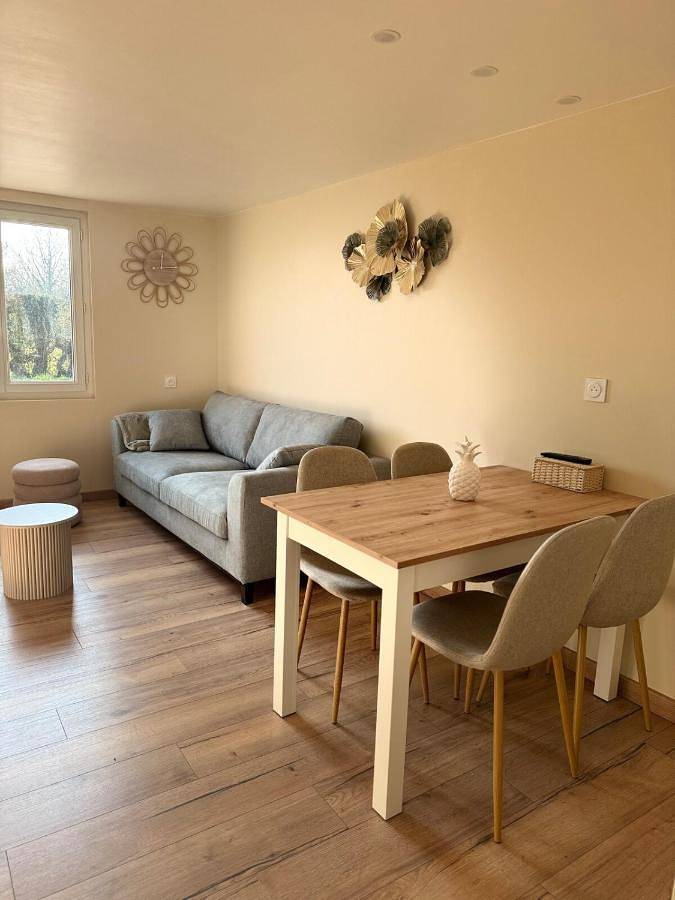 Two-Bedroom House in Fresnoy-Folny, Région de Dieppe