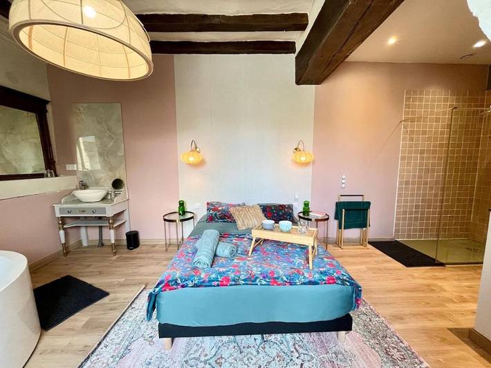 Location de vacances pour 2 personnes, avec jacuzzi et sauna, animaux acceptés à Crouzilles - 4