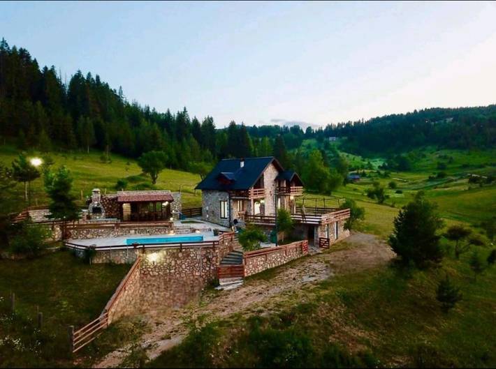 Villa für 8 Personen, mit Balkon und Terrasse sowie Garten und Pool in Kosovo