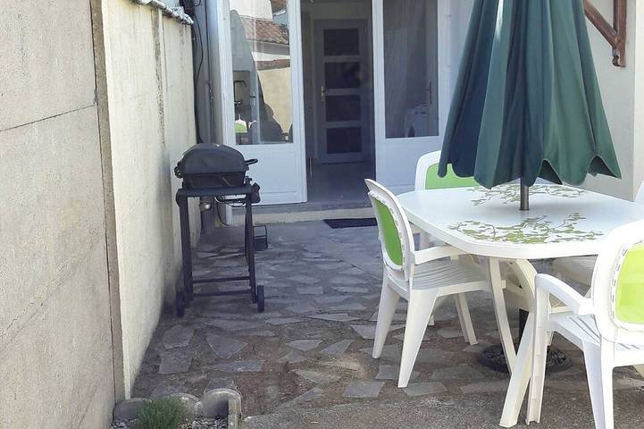 Gîte pour 4 personnes, avec terrasse dans Grottes de Régulus