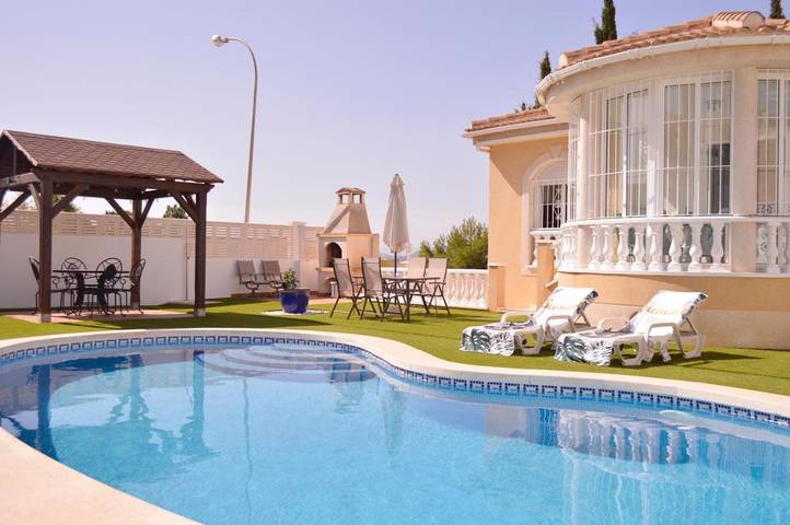 Chalet para 10 personas, con Balcón y Terraza además de Jardín y Piscina en San Miguel de Salinas