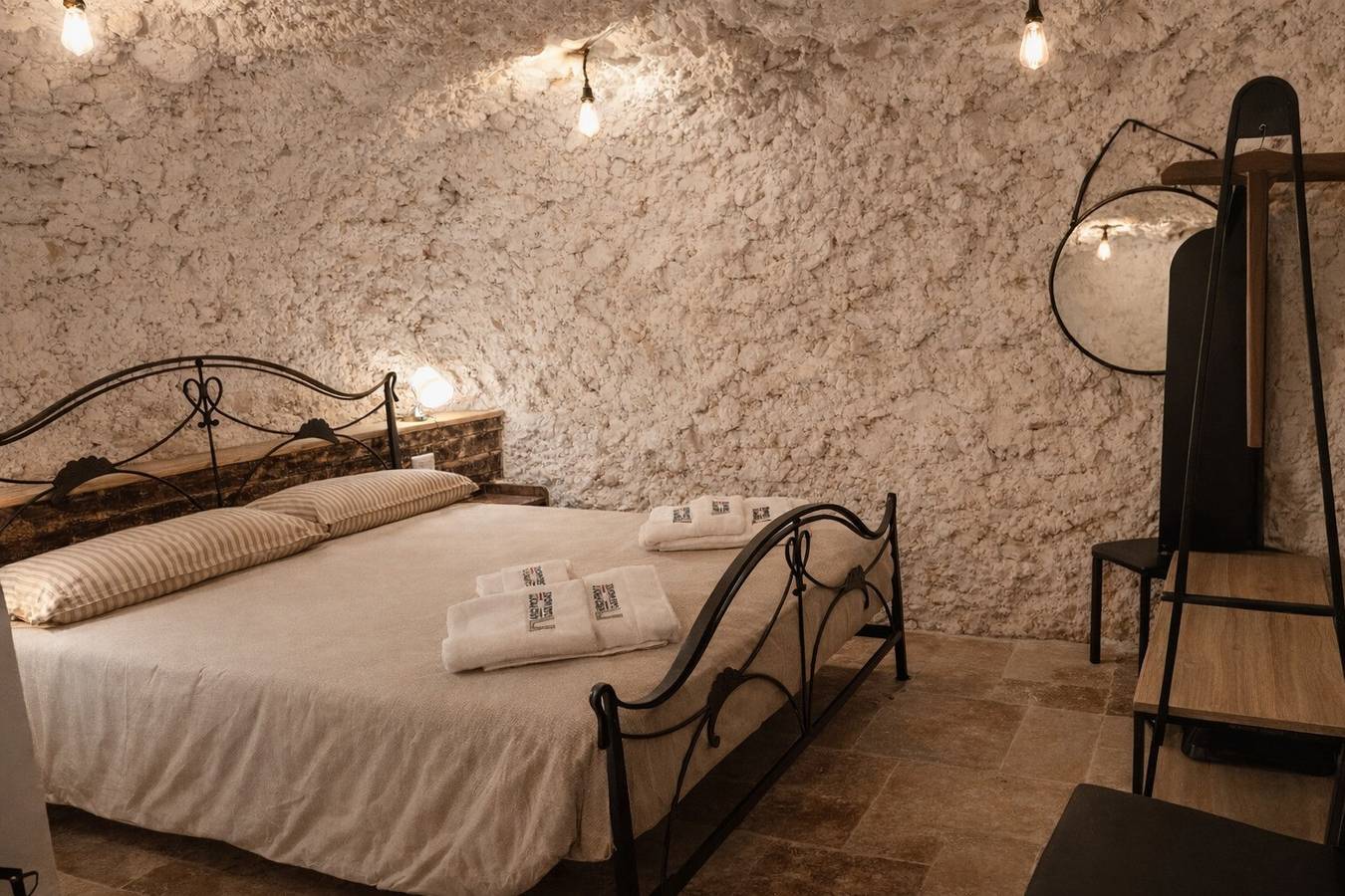 Appartamento intero, Appartamento in Pietra nel Centro Storico con Wifi e Aria Condizionata in Sant'Agata di Puglia, Provincia di Foggia