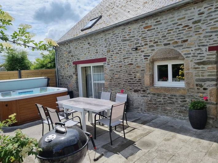 Ferienhaus für 6 Personen, mit Whirlpool und Terrasse sowie Garten