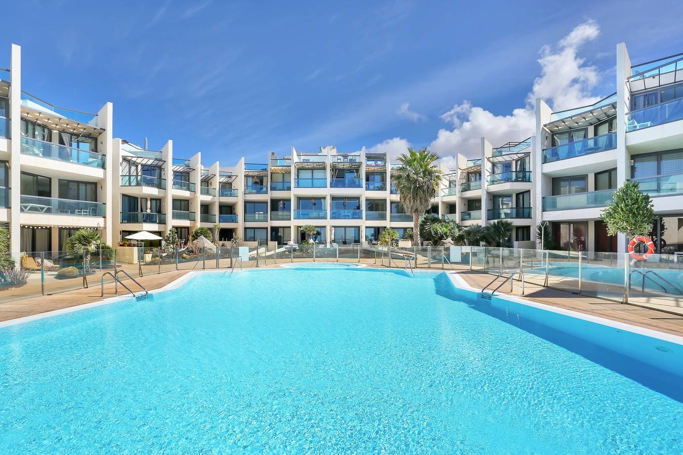 Ferienwohnung 'Oceanfront Apartment mit Pool', Bergblick, privater Terrasse & Wlan in El Cotillo, La Oliva