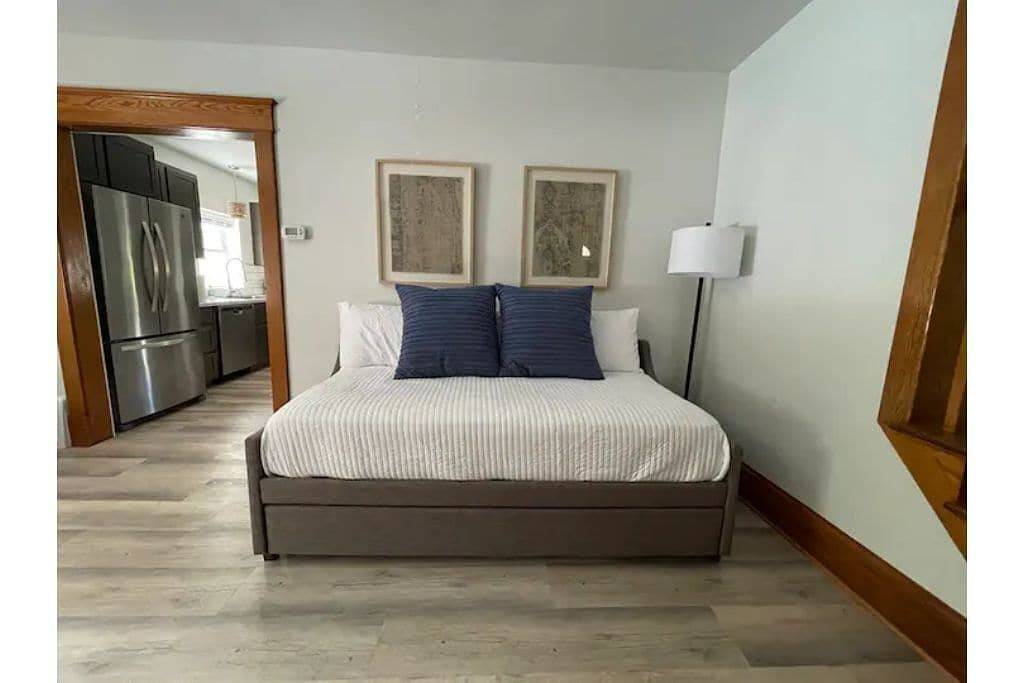 Family & dog friendly; 5 min walk to beach, bars, downtown, restaurants and park in Detroit Lakes, Becker County