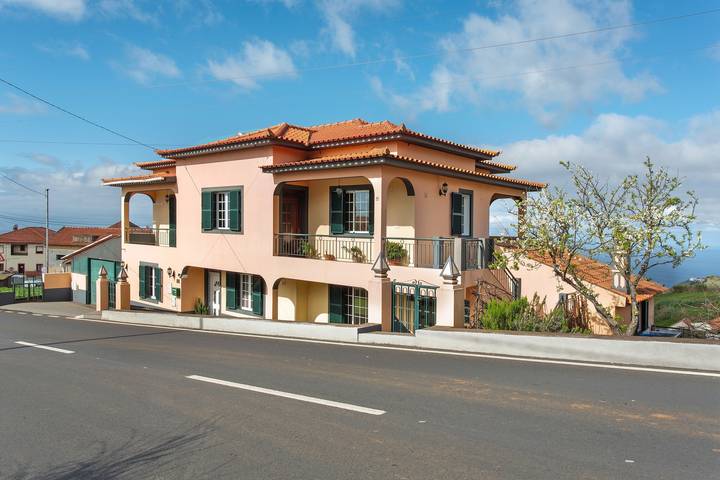 Entire apartment, Apartment 'Maria' with Sea View, Balcony and Wi-Fi in Canhas (Madeira), Madeira