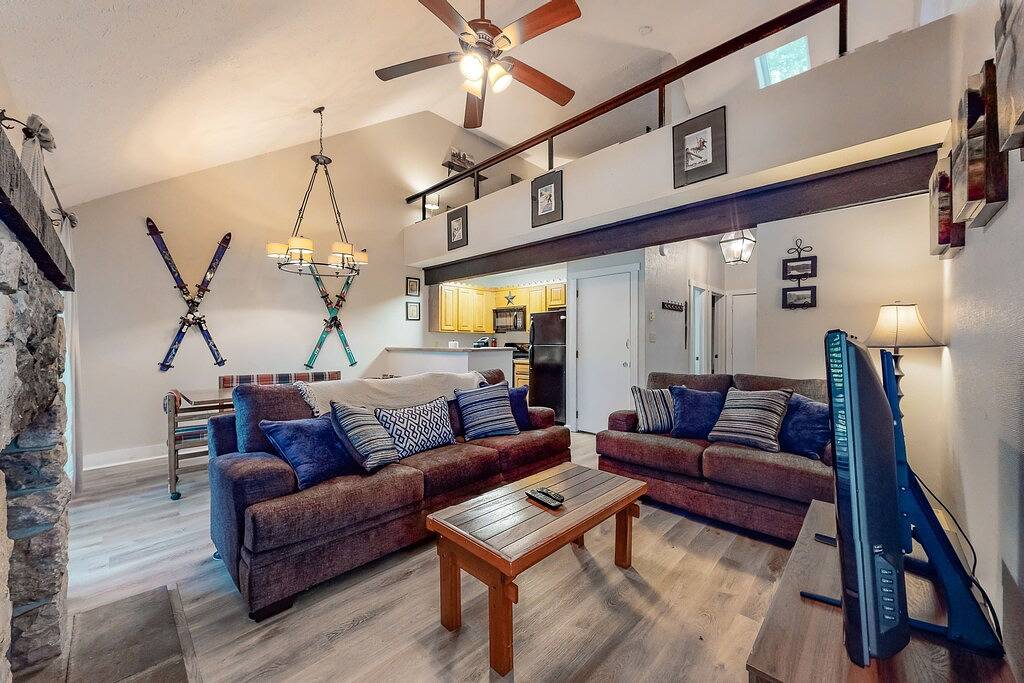 Classic ski-in/out townhouse & loft with deck, gas grill, and private W/D in Blakeslee, Carbon County (PA)