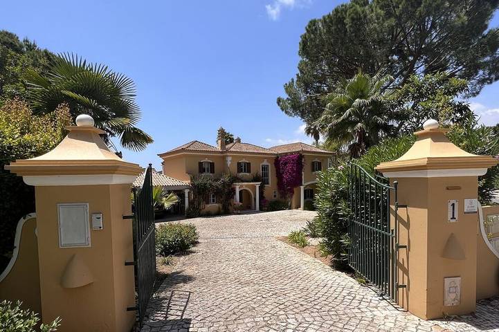 Villa for 8 people, with garden and terrace in Faro