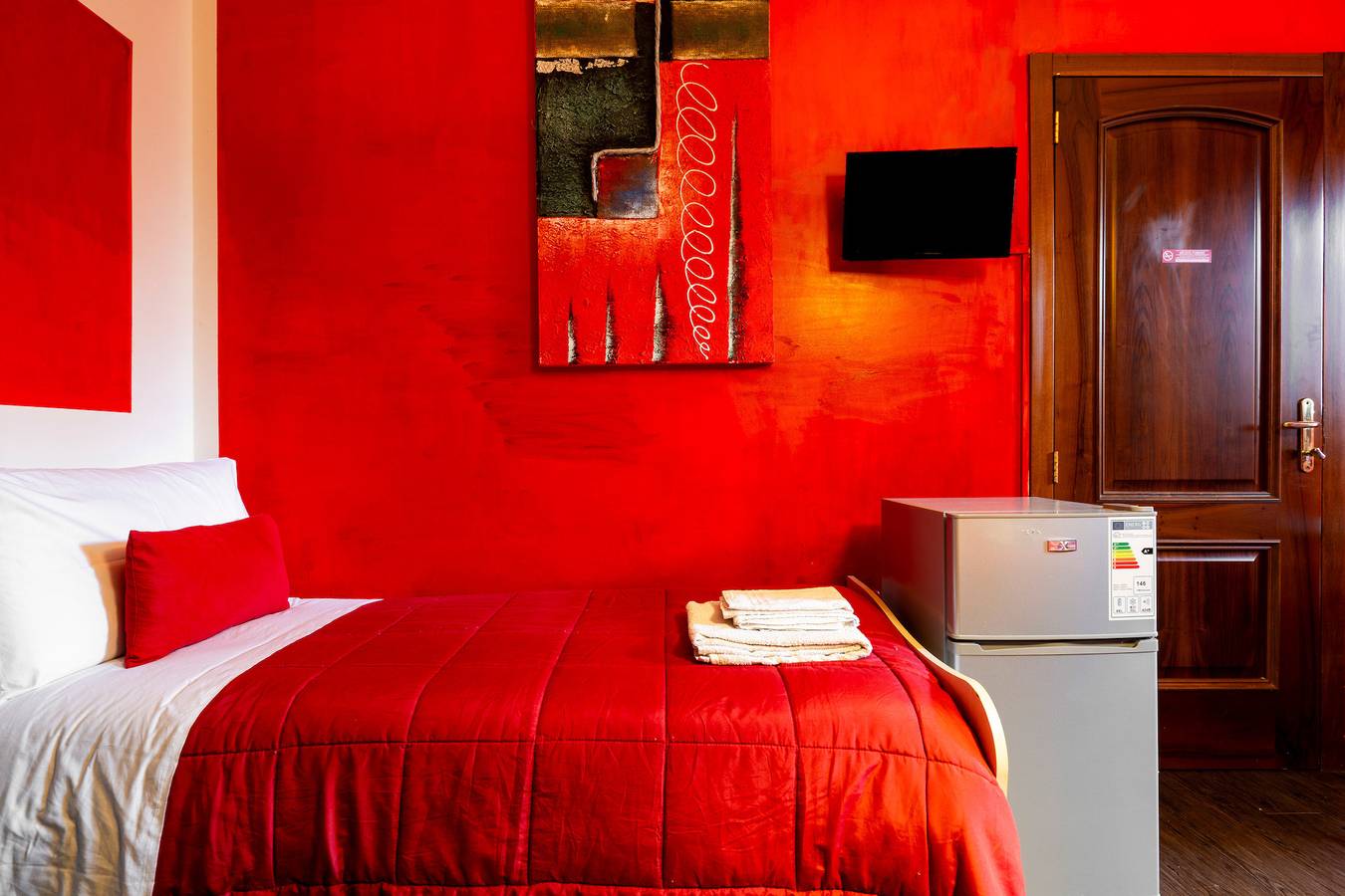Camera 'Bnb Sottosopra - Camera Rossa' con vista mare, Wi-Fi e aria condizionata in Gallipoli, Golfo di Taranto