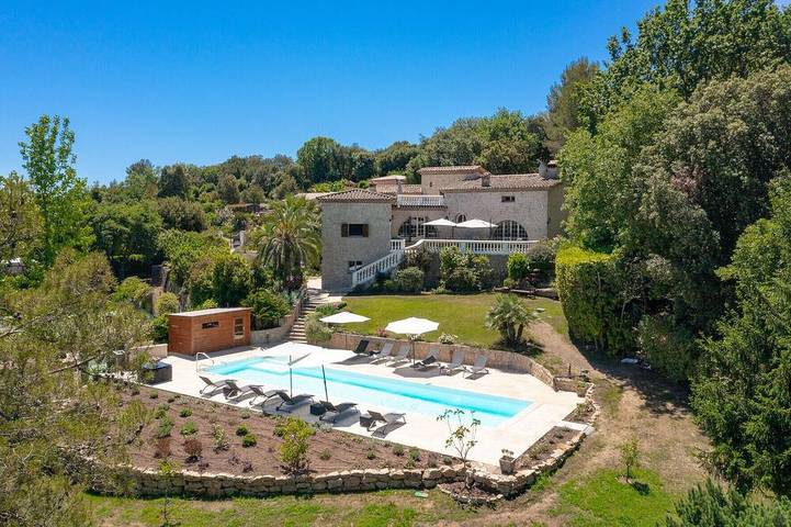 Villa for 14 people, with terrace and garden in Valbonne