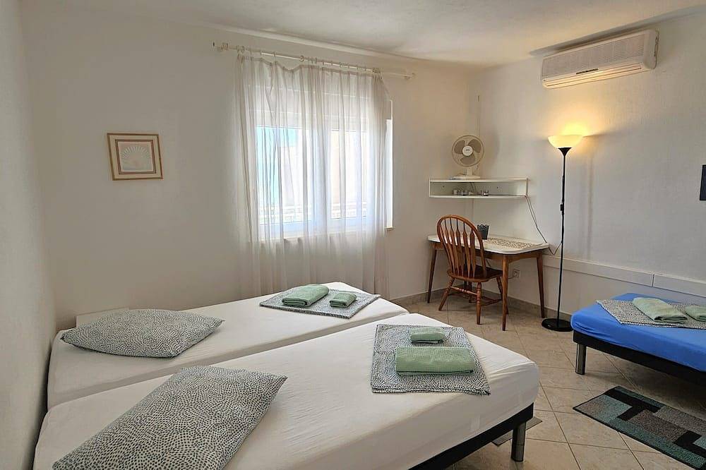 Ganze Wohnung, Apartment mit Meerblick, nur 150 m vom Strand entfernt, große Speiseterrasse in Brela, Makarska Riviera