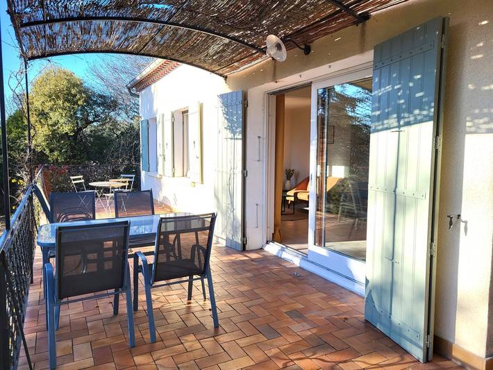 Gîte pour 4 personnes, avec terrasse ainsi que jardin et piscine