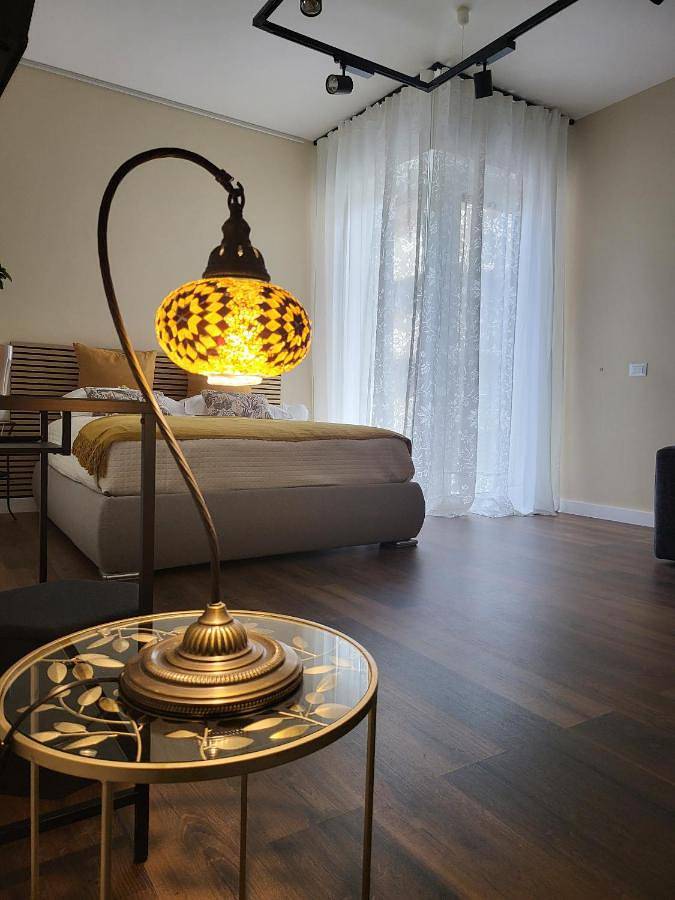 Alojamiento y desayuno para 4 personas, con balcón y vistas en Bari