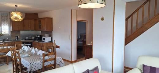 Gîte pour 8 personnes, avec terrasse et vue à Planchez