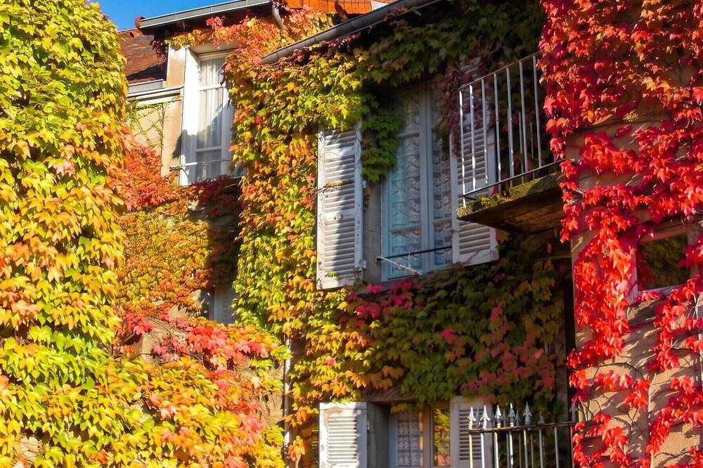 Entire apartment, Homerez - Studio in Néris-les-Bains in Néris-les-Bains, Montluçon region