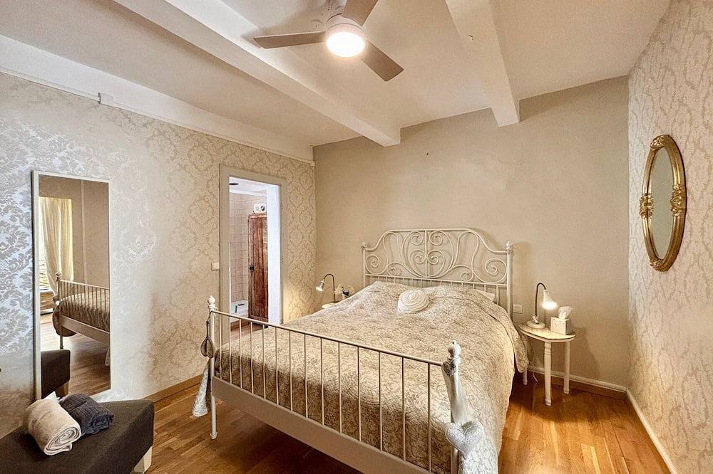 La Nothé, charming house by the harbor & lagoon in Bouzigues, Mediterranean Coast (France)