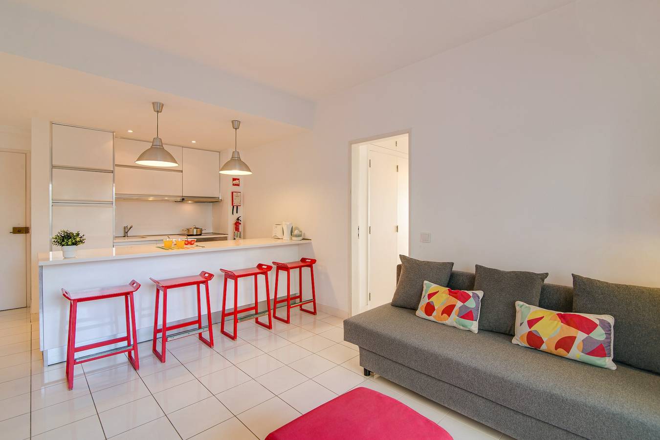 Appartement entier, Appartement moderne au bord de la mer avec vue sur la mer, Wi-Fi et balcon. in Cavacos, Quarteira