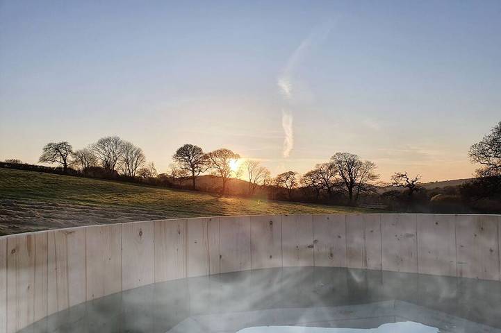 Cottage for 5 people, with hot tub in Cornwall