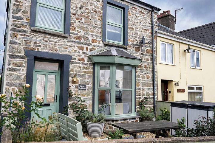 Cottage for 8 people, with garden and terrace, with pets in St Dogmaels