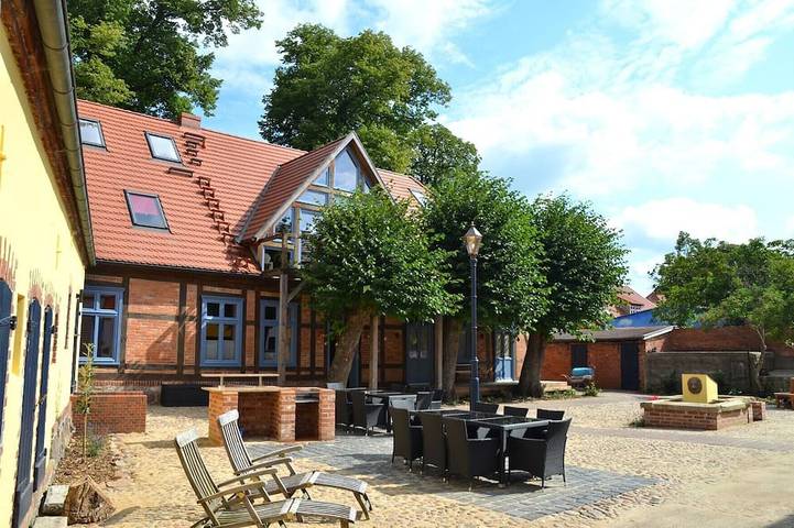Ferienhaus für 18 Personen, mit Balkon und Whirlpool sowie Garten und Sauna
