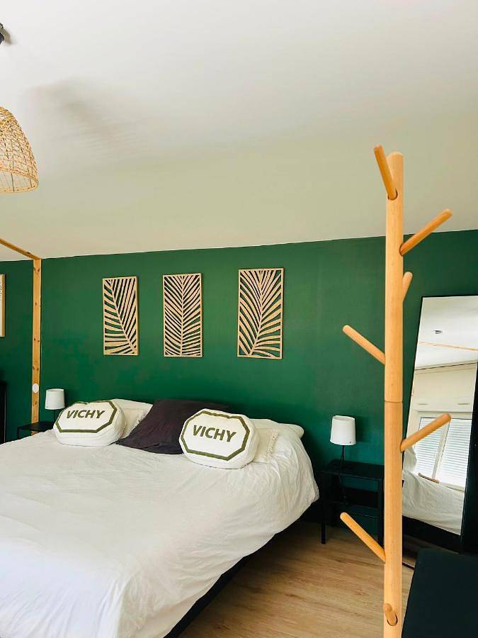 Gîte pour 2 personnes, avec Balcon et Jacuzzi ainsi que Terrasse et Jardin dans Le Mayet-de-Montagne