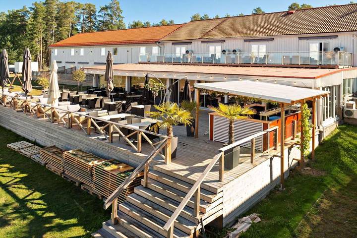 Hotell för 4 Personer, med Bubbelpool samt Terass och Trädgård och Pool i Sandviken