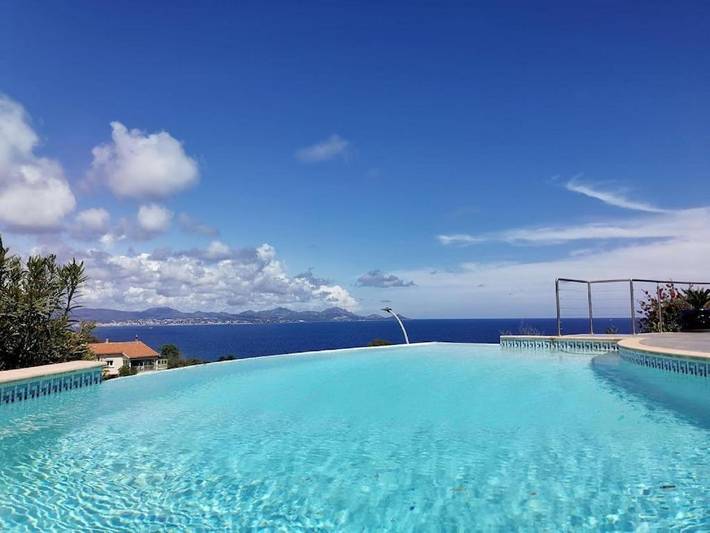 Gîte pour 7 personnes, avec terrasse ainsi que piscine et vue, animaux acceptés dans Chirongui