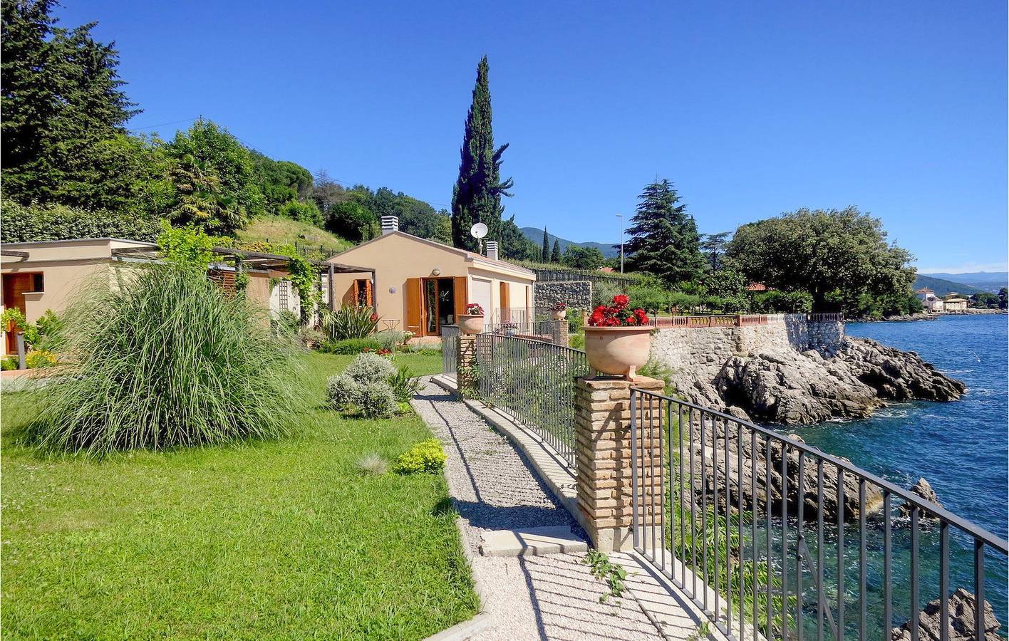 Gemütliche 170 m² große Wohnung: 1,5 km zum Strand, WLAN und Parkplatz inklusive! in Lovran, Opatija Riviera