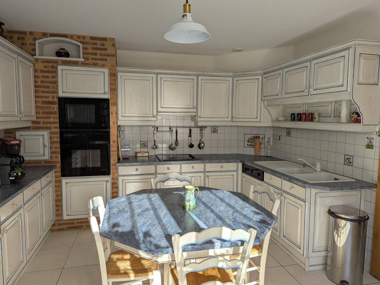 Gîte spacieux avec piscine privée et jardin, idéal pour familles avec animaux in Esse, Charente