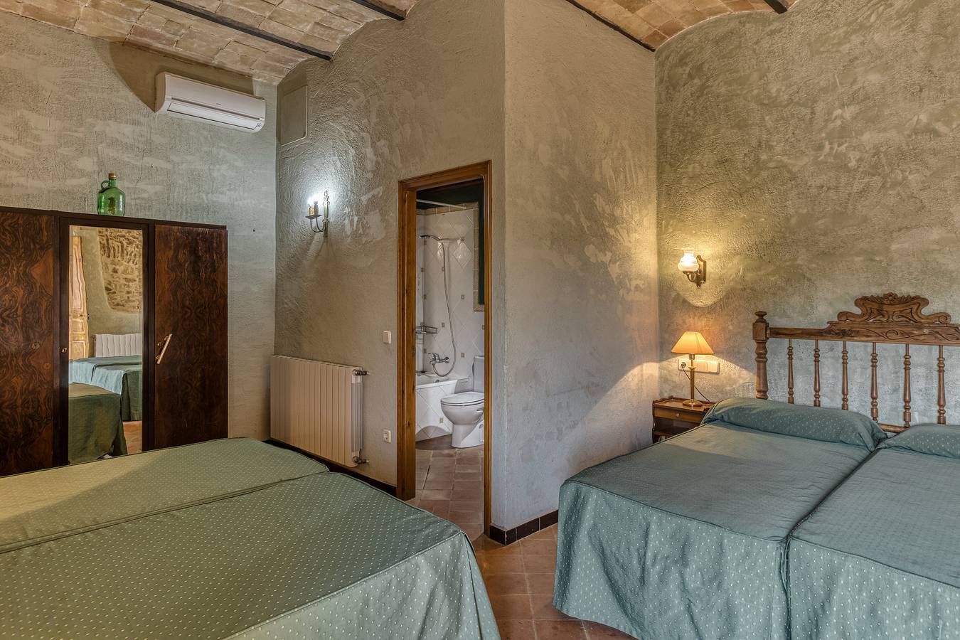 Alojamiento y desayuno 'Ullastret' con piscina compartida, Wi-Fi y aire acondicionado in Serra de Daró, Costa Brava