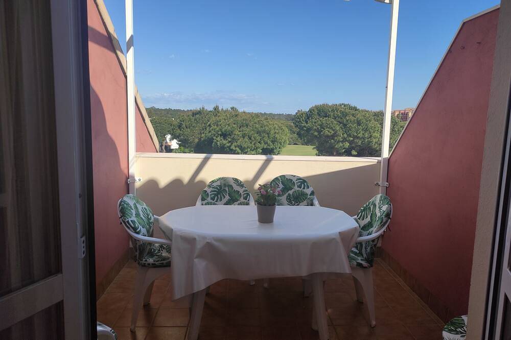 Apartamento entero, Confortable ático ubicado en el centro del campo de golf de Islantilla in Islantilla, Lepe