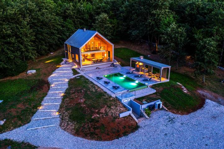 Ferienhaus für 8 Personen, mit Balkon und Whirlpool sowie Terrasse und Garten in Lovinac