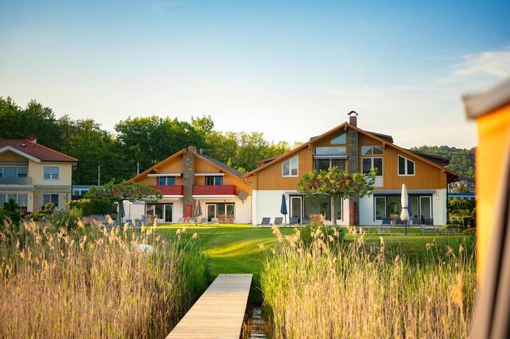 Ferienwohnung für 3 Personen, mit Seeblick und Ausblick sowie Garten, mit Haustier