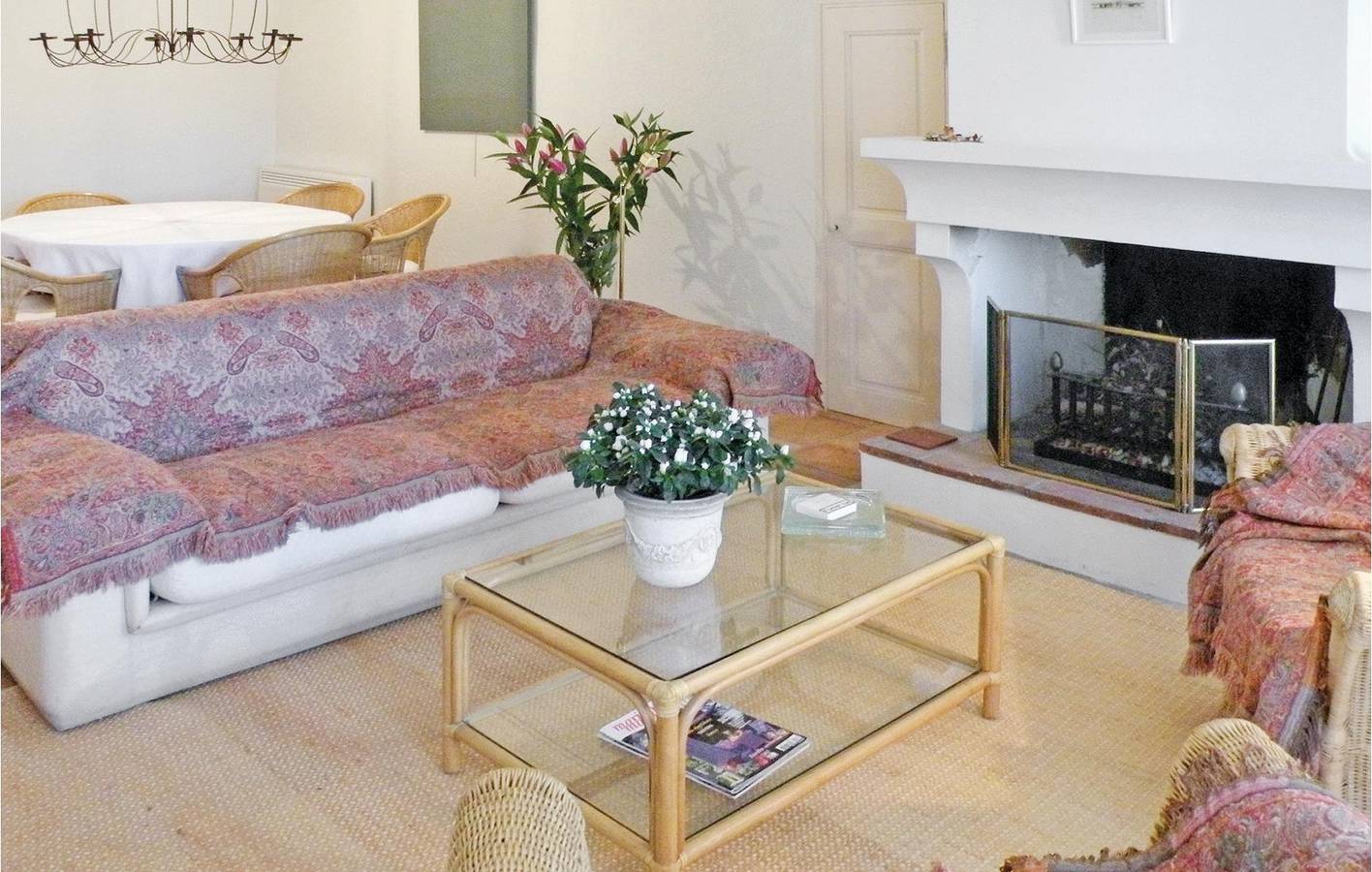 Saint-Didier Apartment - AC, Fire Pit, WiFi! in Saint-Didier, Vaucluse