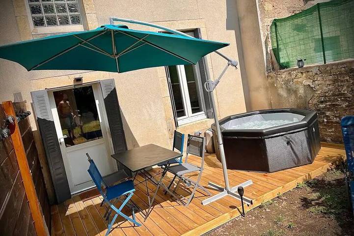 Gîte pour 4 personnes, avec Jacuzzi ainsi que Terrasse et Jardin à Scey-sur-Saône-et-Saint-Albin