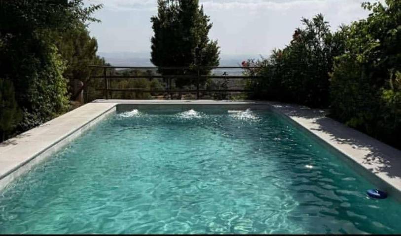 Casa de vacaciones para 12 personas, con piscina además de jardín y vistas, Se admiten mascotas en Vega de Granada