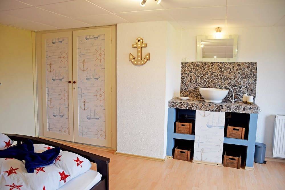 Entire apartment, Ferienzimmer Möwe - Vacation on Hiddensee in beautiful Neuendorf in Neuendorf Hiddensee Island, Hiddensee