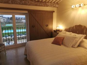 Gîte pour 14 personnes, avec terrasse ainsi que jacuzzi et piscine à Clansayes