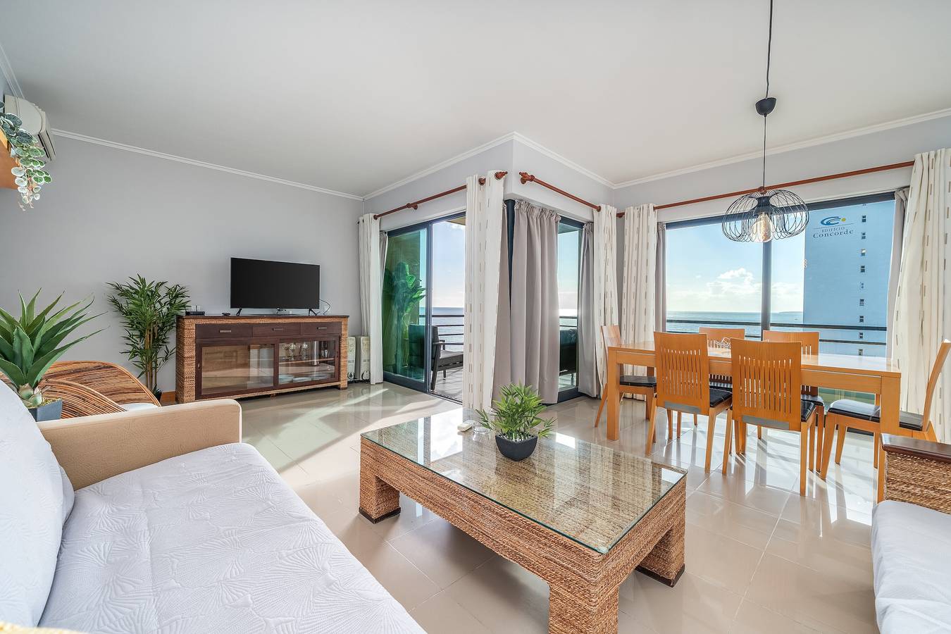 Appartement entier, Appartement 'Ocean Horizon House' avec vue sur mer, Wi-Fi et climatisation in Praia da Rocha, Portimão