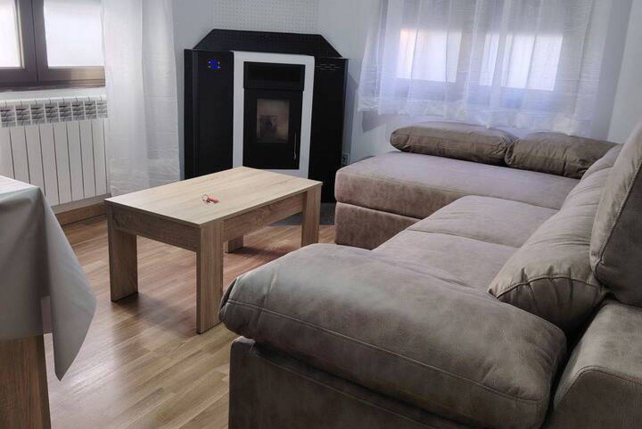 Entire apartment, Cozy Apartment with Fireplace & Washer/Dryer in Noreña, Asturias Province