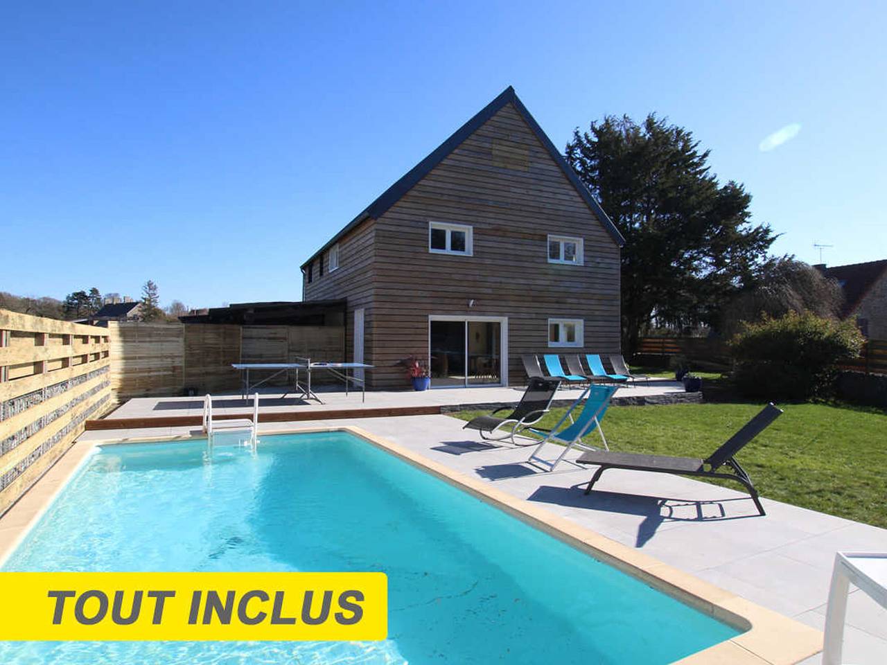 Maison familiale avec piscine chauffée, proche plage et port, idéale pour vacances en tribu in Jullouville, Côte de la Déroute