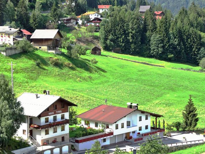 Ferienwohnung für 5 Personen, mit Balkon und Terrasse sowie Garten in Tobadill